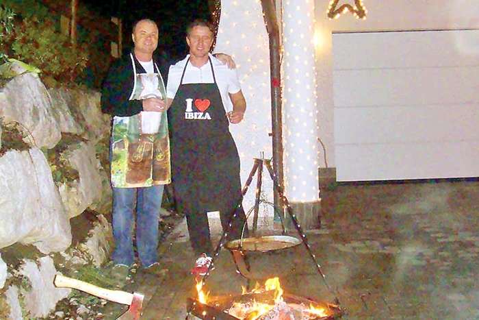 Familia Reghecampf,  alături de ceilalţi invitaţi  ai lui Nicu Gheară, la  masa de Revelion