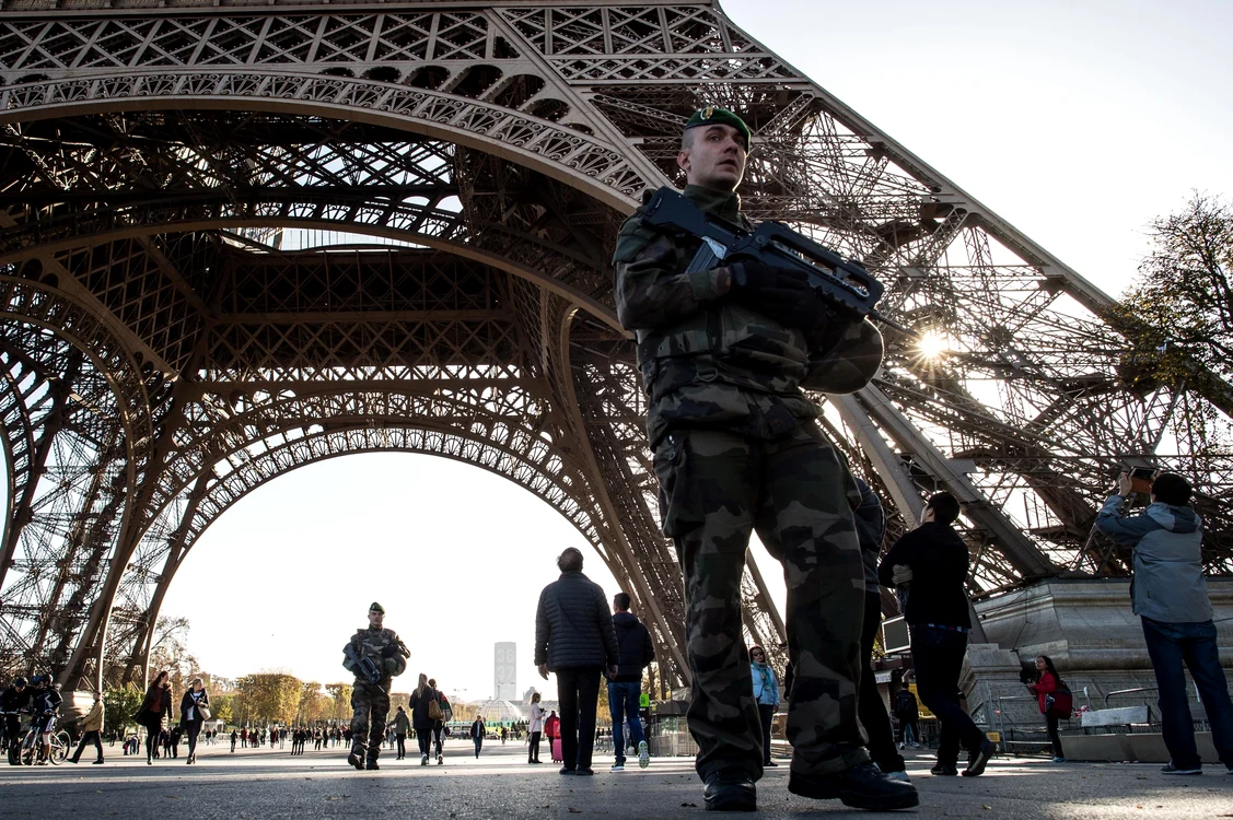 Autoritățile franceze păzesc Turnul Eiffel