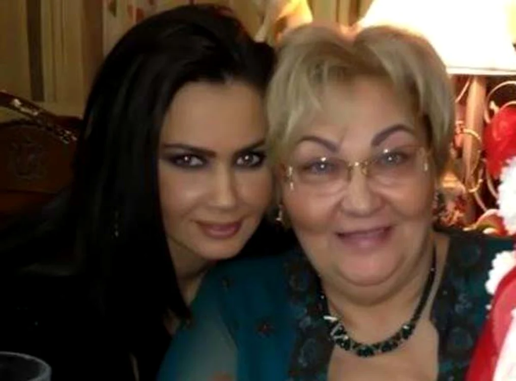 Oana Zăvoranu a afirmat că nu vrea să transforme înmormântarea mamei ei într-un act de huliganismFOTO: Arhiva personală
