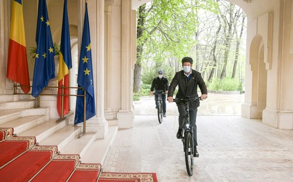 Președintele Iohannis a ajuns la birou. El a parcurs pe bicicletă un traseu de 40 de minute prin BucureștiSursa foto: presidency.ro