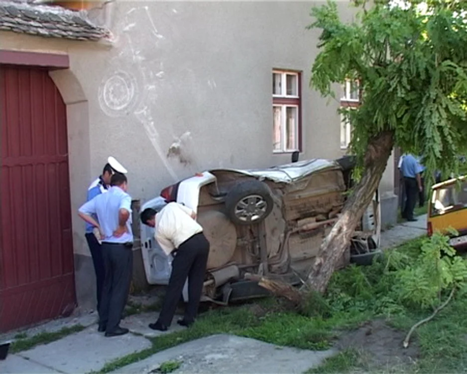 Sibiu: Un poliţist şi-a distrus Loganul (galerie foto)