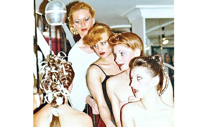 
    Alături de colegele lor, în 1981, în turneul din Cairo  