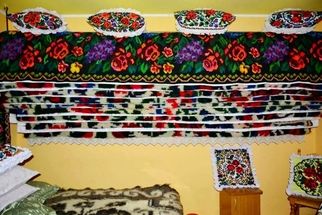 Pe ruda de zestre erau aşezate ţolurile lucrate de fata de măritat    Foto: jurnalmm.ro