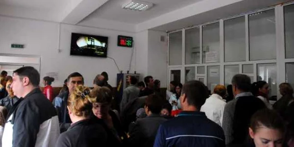 Sute de olteni stau la coadă să îşi schimbe buletinele