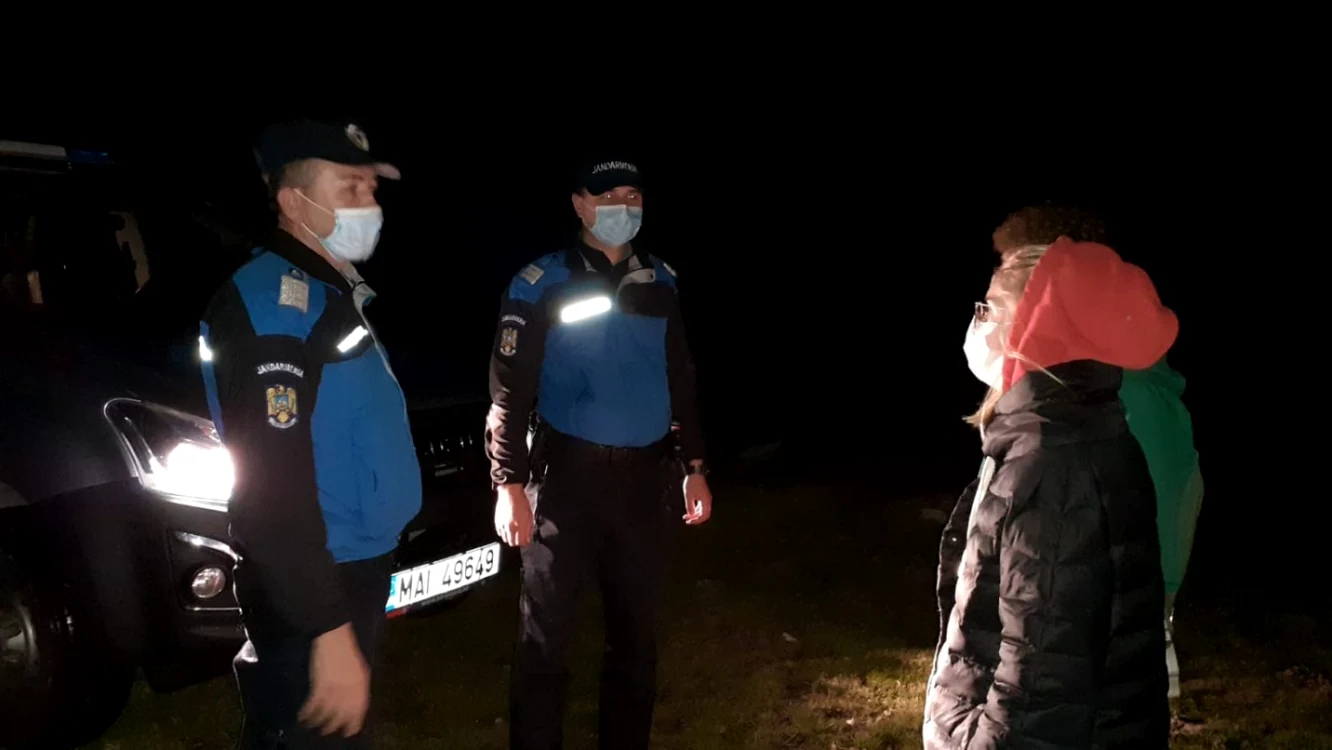 Turişti rătăciţi pe munte în zona Fratoşteanu - în Munţii Latoriţei - Vâlcea, salvaţi de jandarmii montani; Foto Adevărul