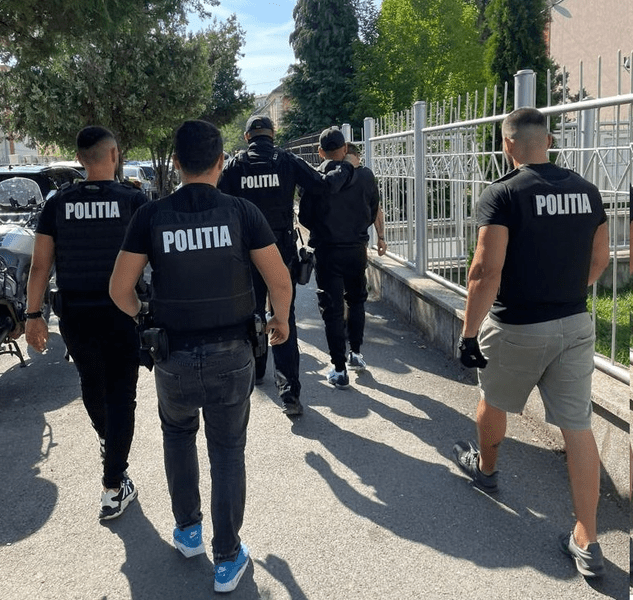 Proxenet arestat pentru că a forțat două tinere să se prostitueze și le-a intimidat ca să renunțe la plângeri