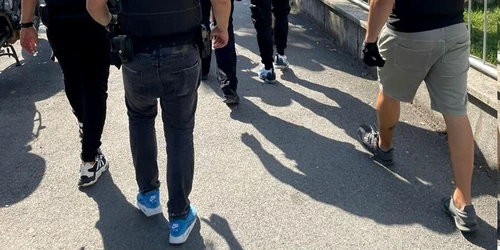Proxenet din Cisnădie Sibiu arestat preventiv pentru că a forțat două tinere să se prostitueze Foto IPJ Sibiu jpeg