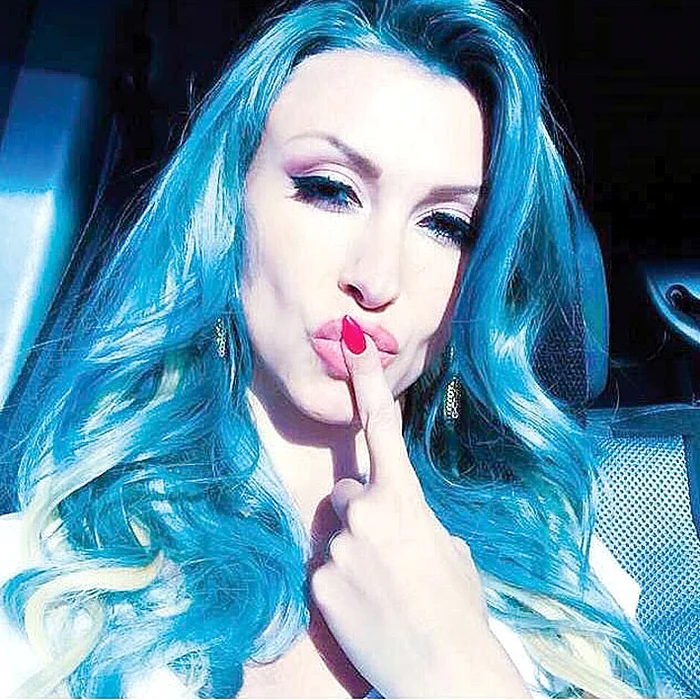 Solista a luat-o razna, după despărţirea de iubitul american