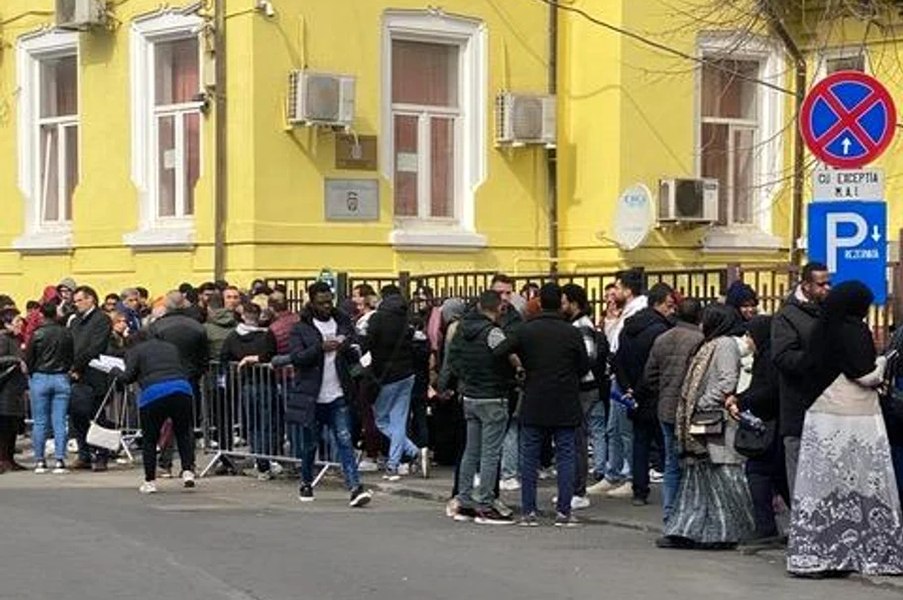 Cu generații în urmă românii stăteau la cozi pentru mâncare. Acum, stau alții 