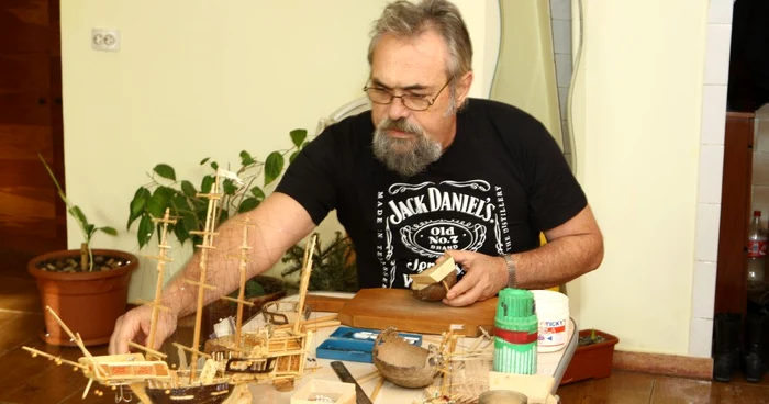 Constantin Tătaru "migălind" la una din corăbiile sale