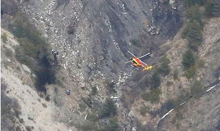 Rămăşiţele avionului sunt împrăştiate pe coastele muntelui