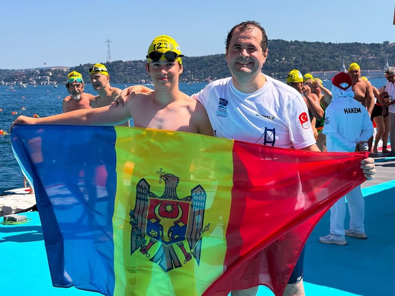 Moldovan PM swims Bosphorus with son, calls it a promise kept