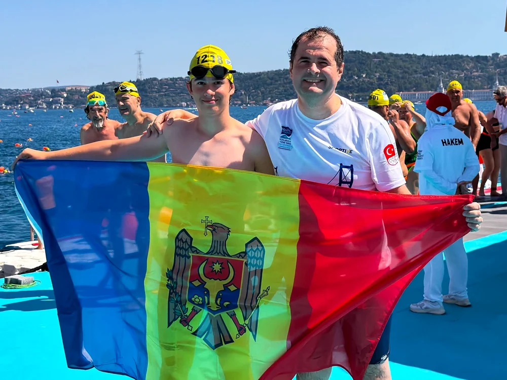 Aron şi Vasile Tofan au traversat împreună, înot, Bosforul.