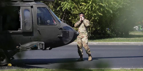 Elicopter militar american aterizare forţată în Piaţa Charles de Gaulle din Capitală. FOTO Inquam Photos / Octav Ganea