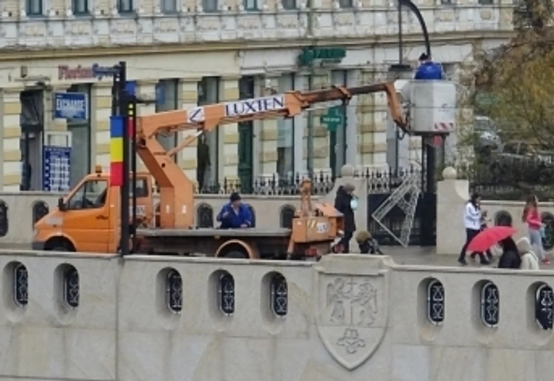 La Oradea se montează luminițele de o săptămână