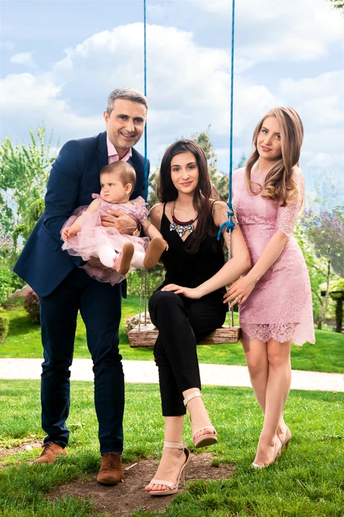 Ioana, alături de tată ei, Robert Turcescu, soţia acestuia, Oana Nuţu, şi fiica lor, Vera