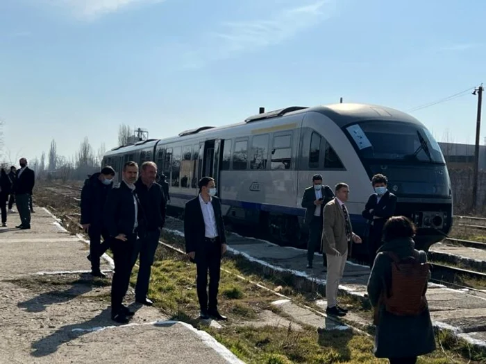 Nicușor Dan și reprezentanții CFR pe traseul trenului metropolitan. Foto: rptv.ro