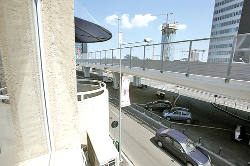 Ileana ne arată cât de aproape trece podul de balconul ei (Fotografii: Florin Şuler)
