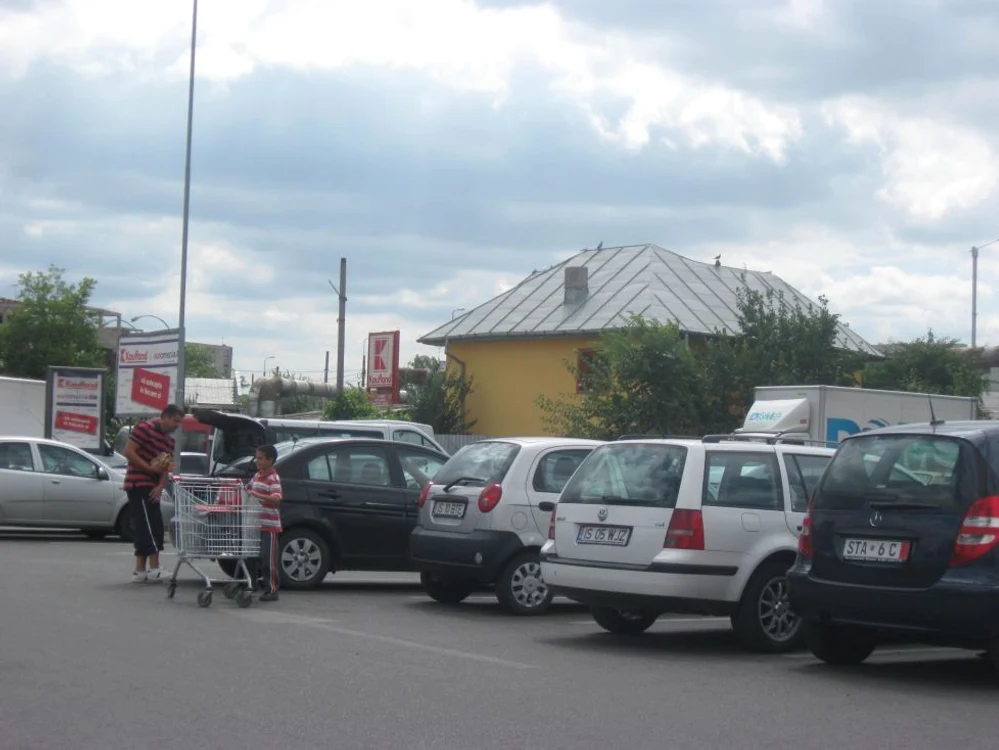 Copiii din parcările hypermarketurilor ieşene