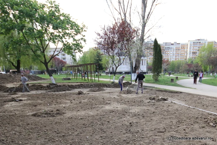 Un nou loc de joacă este amenajat în Parcul Tineretului din Hunedoara. FOTO: Daniel Guţă.