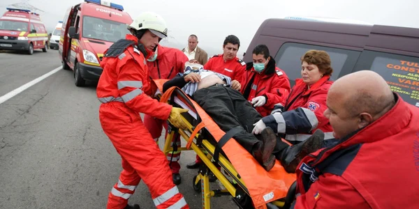 O persoană a fost prinsă între fiarele contorsionate a unuia dintre autoturimele implicate în accident (foto: arhivă Adevărul)