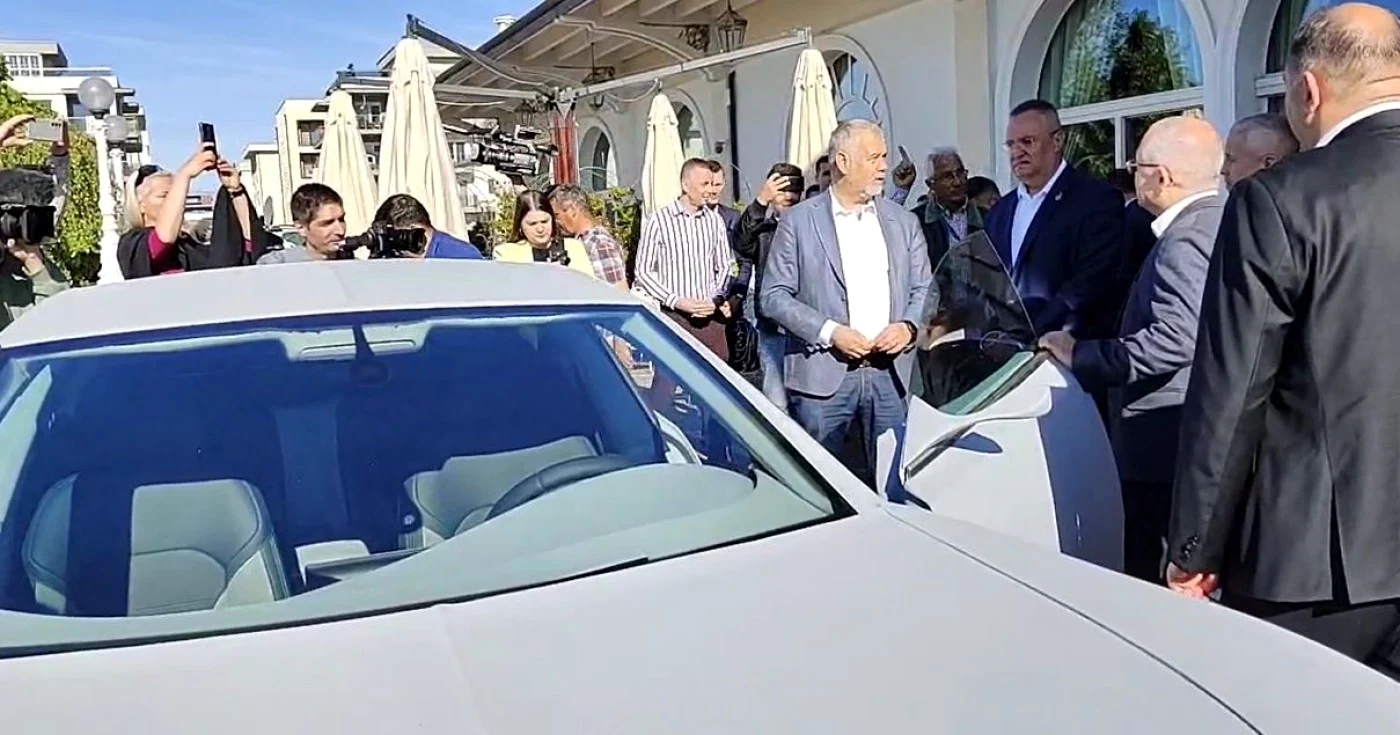 Premierul Ciucă s-a urcat la volanul maşinii de lux care va fi produsă la Cluj. FOT Adevărul