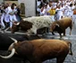 tauri prin multimea de alergatori la san fermin pamplona foto reuters 7