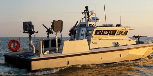 Barca de patrulare 40 Defiant FOTO metalsharksboats com jpg