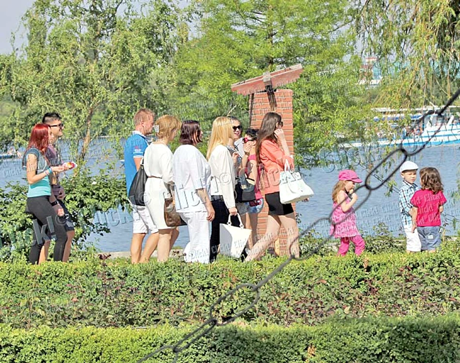 Irinuca este foarte sociabilă şi s-a jucat în voie cu puştii din parc