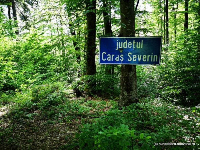 Panoul care marchează intrarea în județul Caraș-Severin, unde se termină șoseaua. ADEVĂRUL