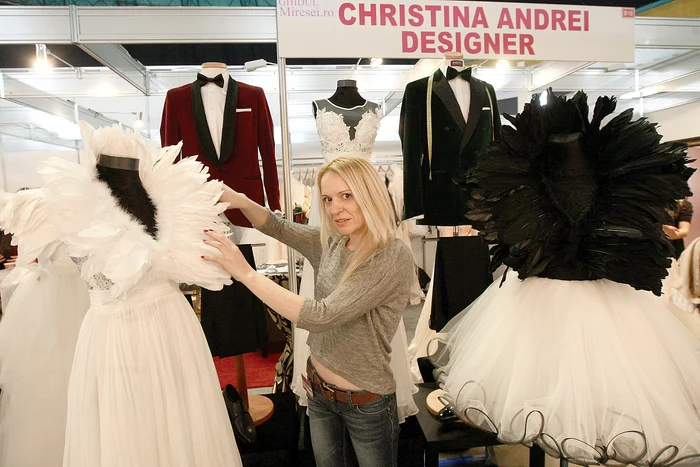 
    Târgul de nunţi deschis ieri în Capitală îi aşteaptă pe viitorii miri cu zeci de oferte inedite. Vedetele târgului sunt rochiţele de mireasă cu pene de porumbelFoto: Dorin Constanda  