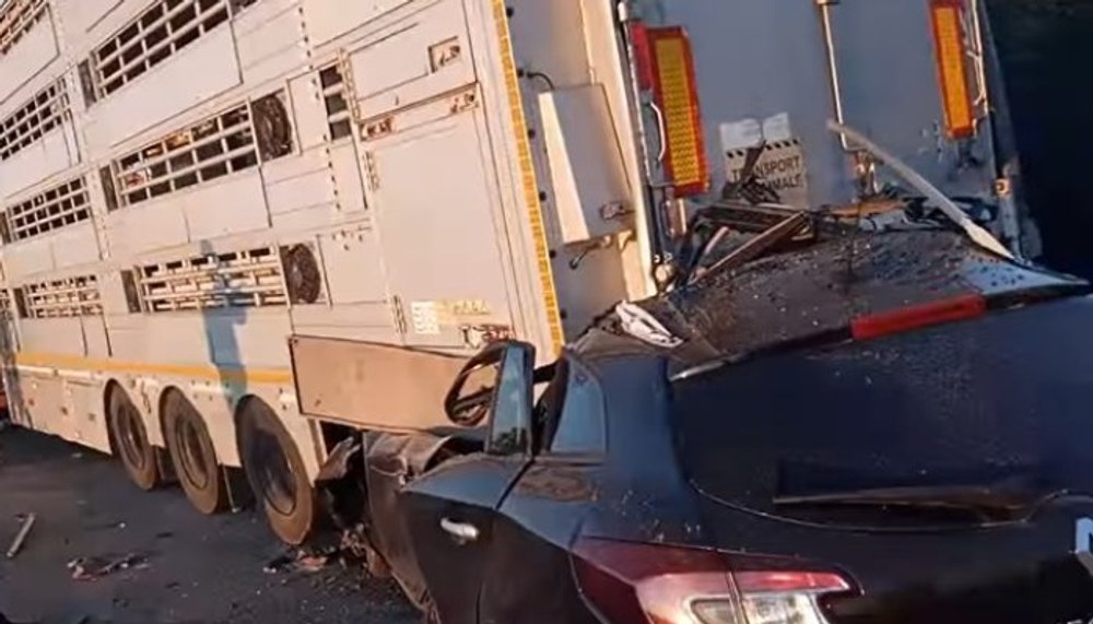 Accident înfiorător în Brașov: Un tânăr a murit pe loc după ce a intrat cu mașina sub un TIR