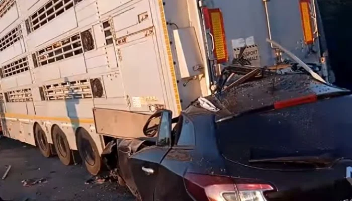 O mașină a intrat sub un TIR staționat
