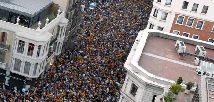 Demonstranţii din regiune au cerut independenţa totală sau mai multă autonomie şi au participat la un marş sub sloganul „Catalonia, un nou stat european“ FOTO Reuters