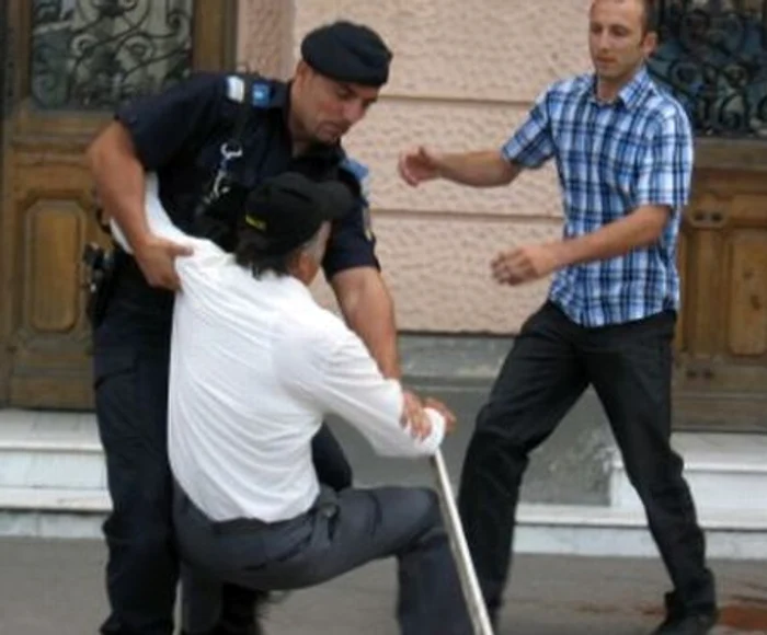 Braşov: Protestatarul cu fecale, pedepsit cu … interdicţii