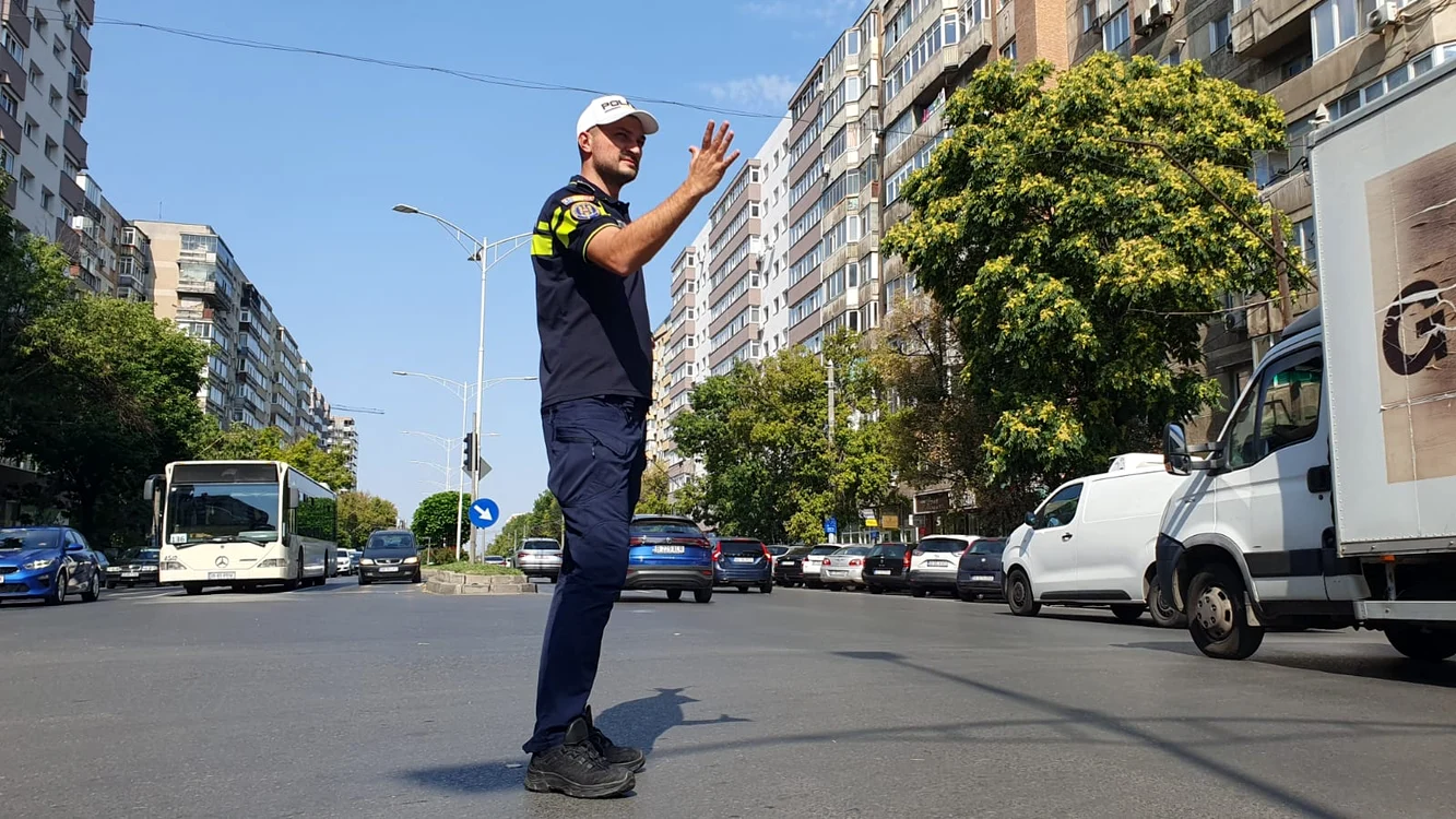 politist rutier care dirijeaza circulatia