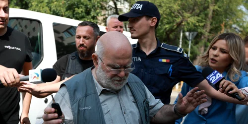 Alfred Bulai este escortat de polițiști în timpul unei percheziții, în București. FOTO Inquam Photos / Cosmin Enache
