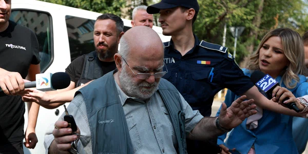 Alfred Bulai este escortat de polițiști în timpul unei percheziții, în București. FOTO Inquam Photos / Cosmin Enache