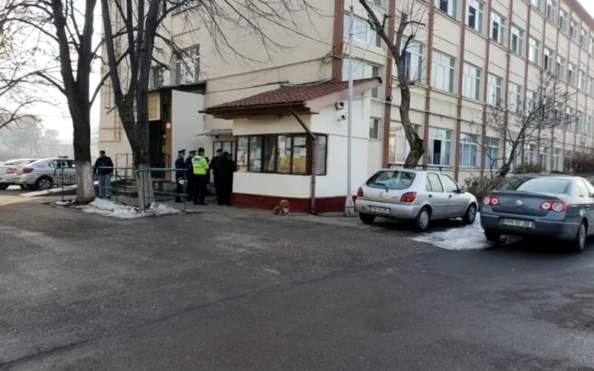 Profesoara a fost înjunghiată de un fost elev care a intrat băut în şcoală FOTO Diana Frîncu
