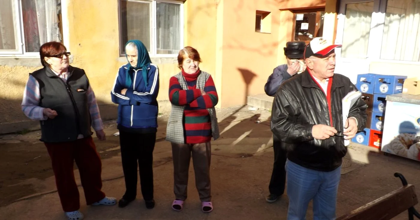 Locatarii blocului de unde a zburat acoperişul FOTO Corina Macavei