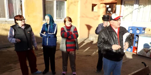 locatari care au ramas fara acoperis FOTO Corina Macavei