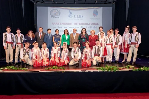 Vâlcea Acord partenerial între Inspectoratul Şcolar şi Institutul Confucius din Sibiu pentru predrea chinezei în şcoli Foto FB Andra Bica