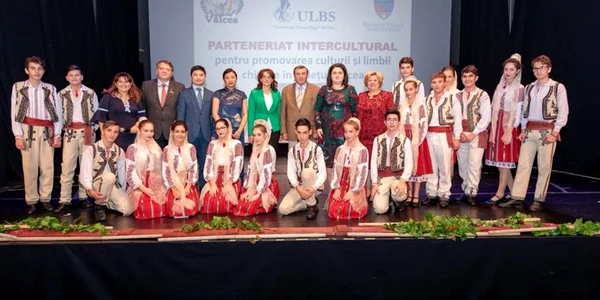 Vâlcea Acord partenerial între Inspectoratul Şcolar şi Institutul Confucius din Sibiu pentru predrea chinezei în şcoli Foto FB Andra Bica