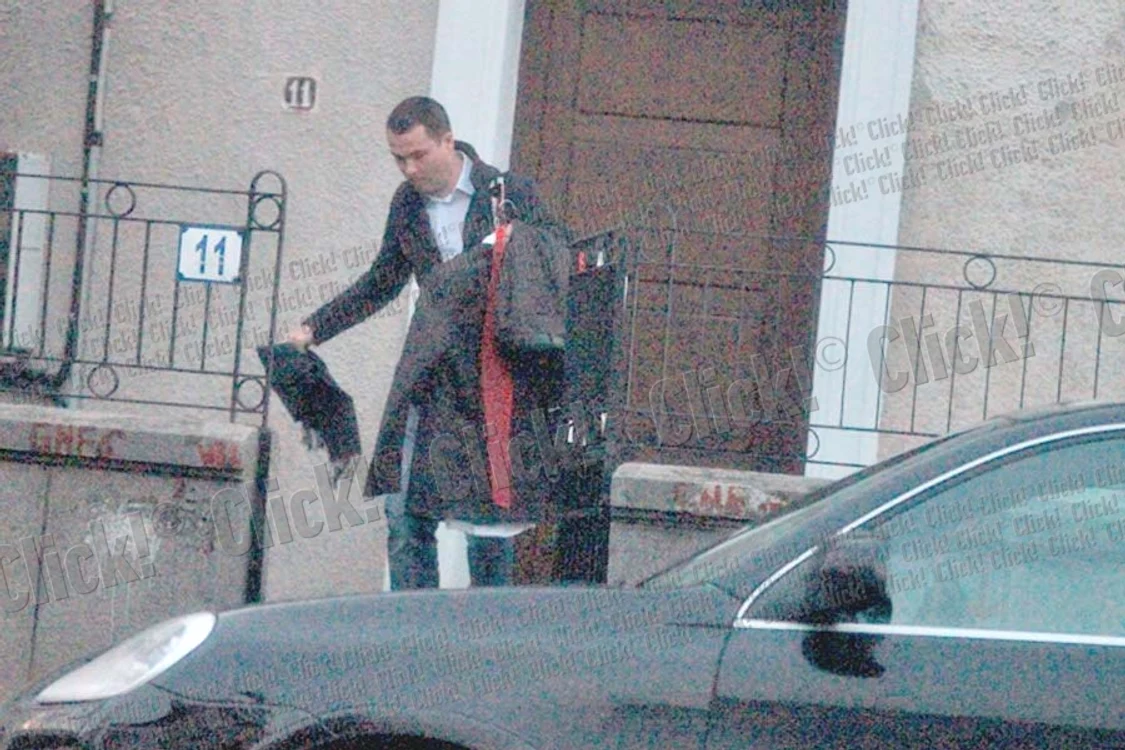 Remus Truică iese din clădire în pantaloni scurţi (Fotografii: Alex Muscaliu)