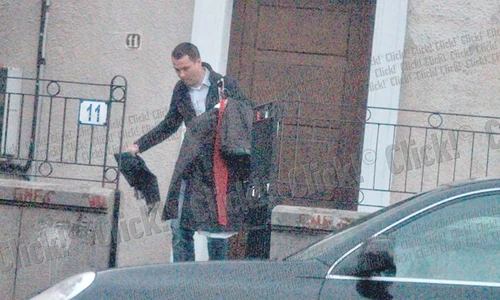 Remus Truică  iese din clădire  în pantaloni scurţi (Fotografii: Alex Muscaliu) jpeg