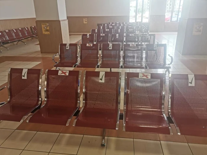  Scaunele din sala de așteptare sunt marcate. Pe unul te așezi, cel de lângă rămâne liber