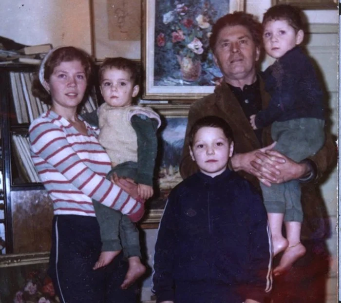 
    Mihai Trăistariu, în braţele surorii şi fratele lui Vasile ţinut la piept de tatăl lorfoto: arhivă personală  