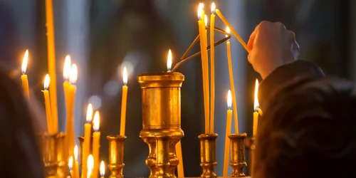 lumanari biserica shutterstock 358100030 jpeg