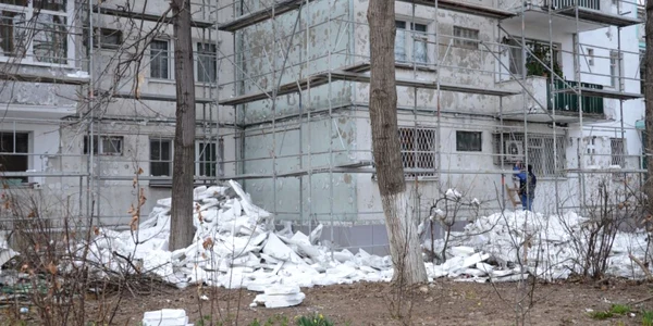 Muncitorii au îndepărtat termoizolaţia veche de pe blocuri Foto: Alex Policală