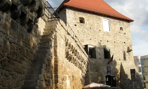 O expoziţie cu unelte şi podoabe din os a fost deschisă la Bastionul Croitorilor din Cluj jpeg